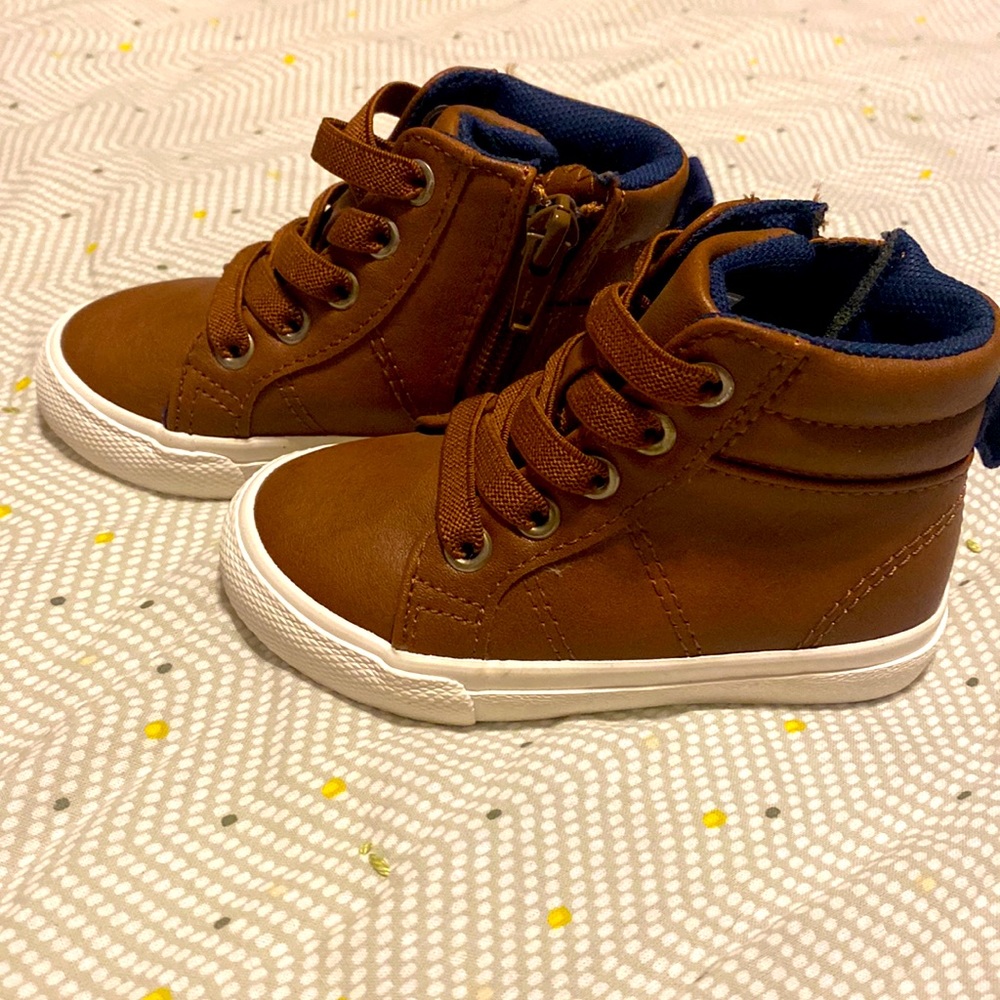 Size 5 Cat & Jack boy boots-never worn
